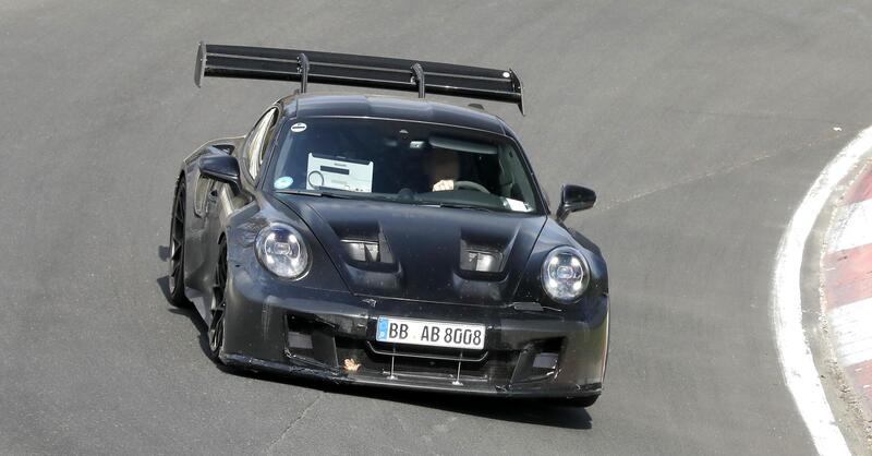 Porsche 911 GT3 RS: il prototipo avvistato al N&uuml;rburgring anticipa il possibile debutto del turbo