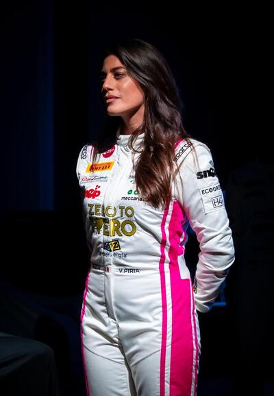 Vicky Piria in pista con la Ferrari: ecco dove correr&agrave; nella stagione 2026