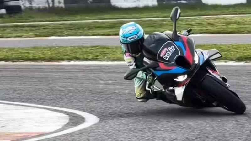 A 6 anni sulla BMW M 1000 RR: la nuova prodezza in favore di social di Zayn Sofuoglu