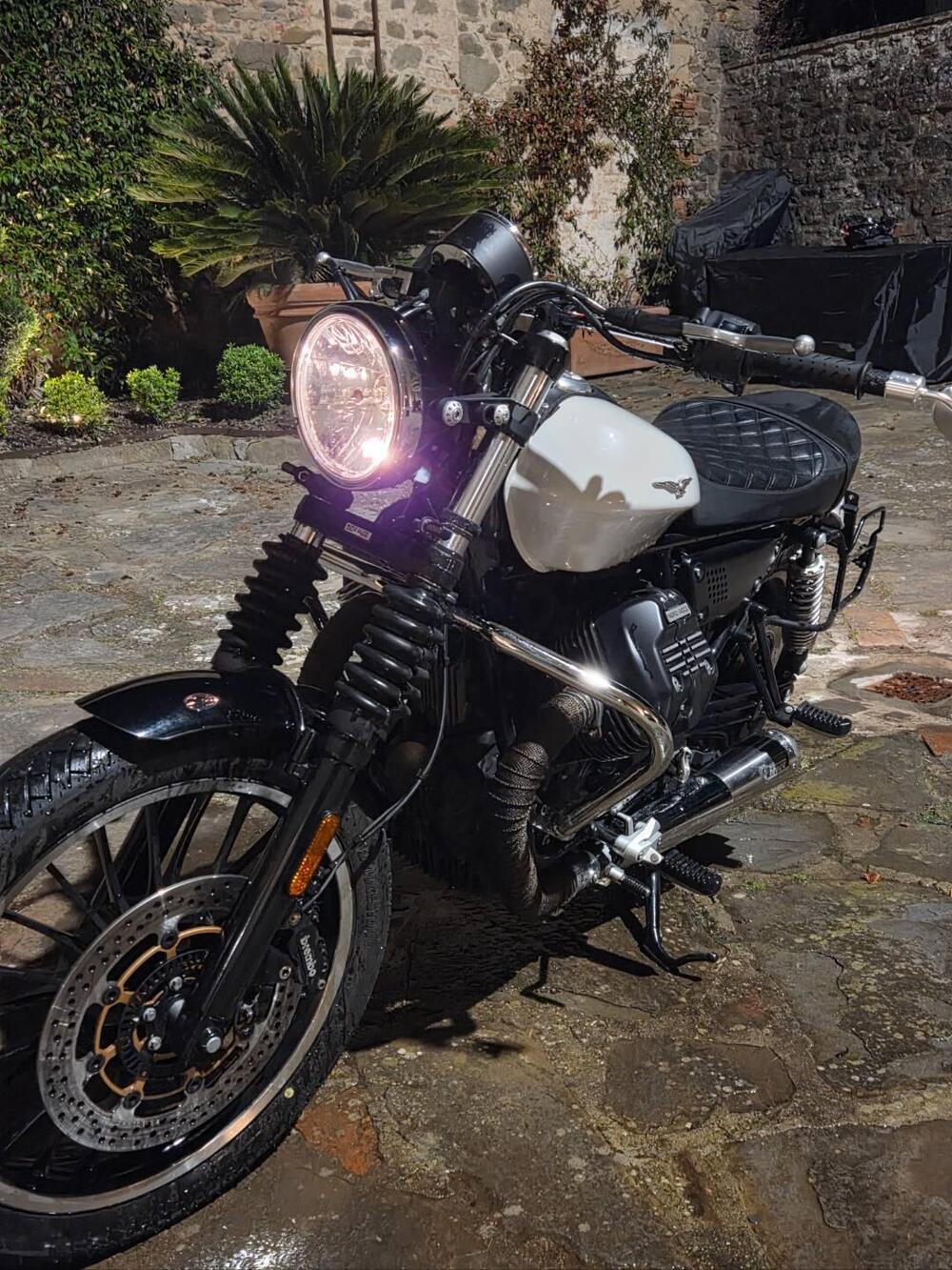 Moto Guzzi V9 Roamer (2016 - 18) (5)