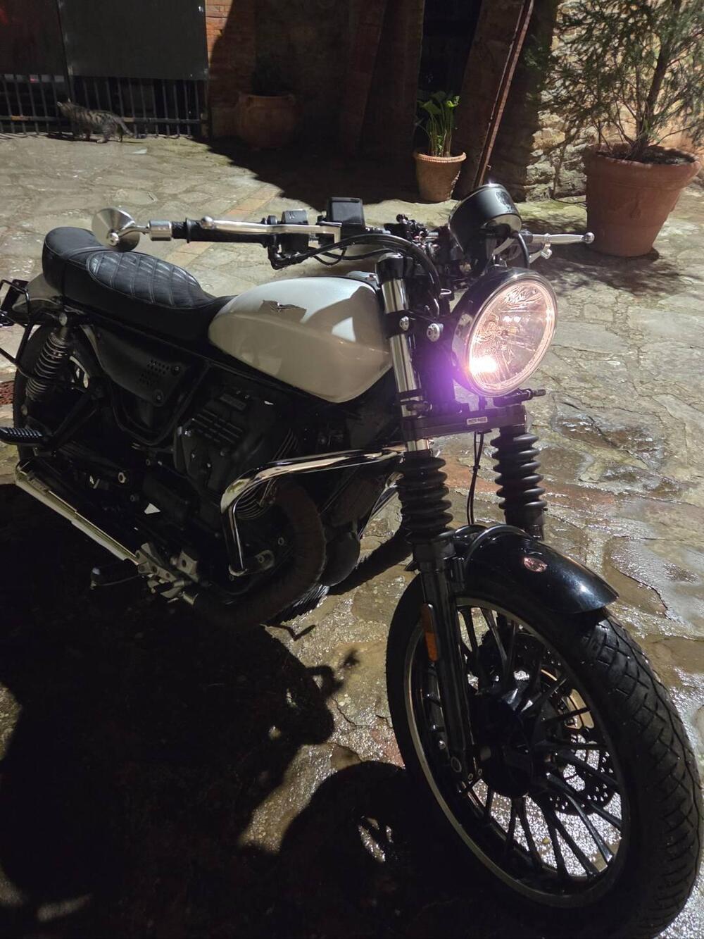Moto Guzzi V9 Roamer (2016 - 18) (7)
