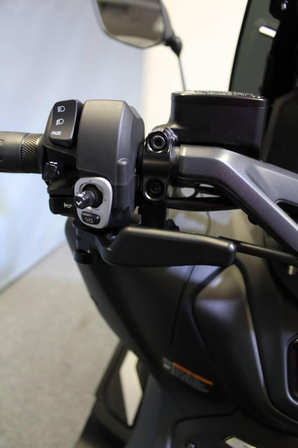 Yamaha T-Max 560 (2025 - 26) (8)