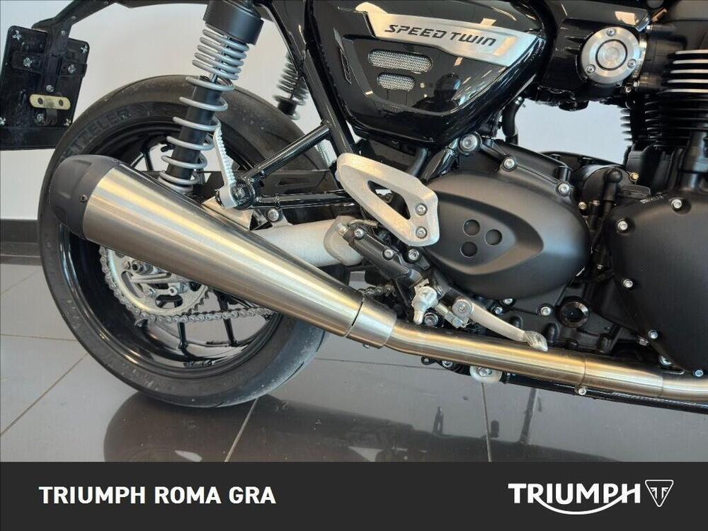 Triumph Speed Twin 1200 Stealth Edition (2024) (5)