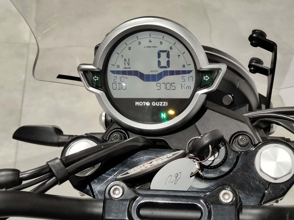 Moto Guzzi V7 Stone (2021 - 24) (3)