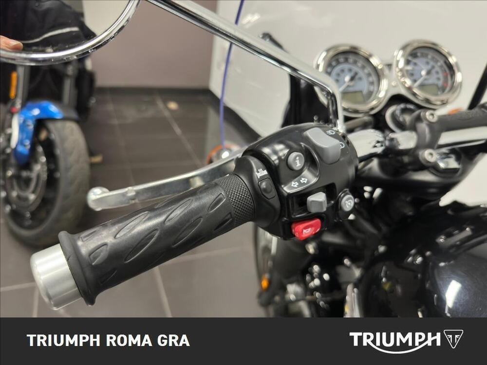 Triumph Bonneville T120 Stealth Edition (2024) (9)