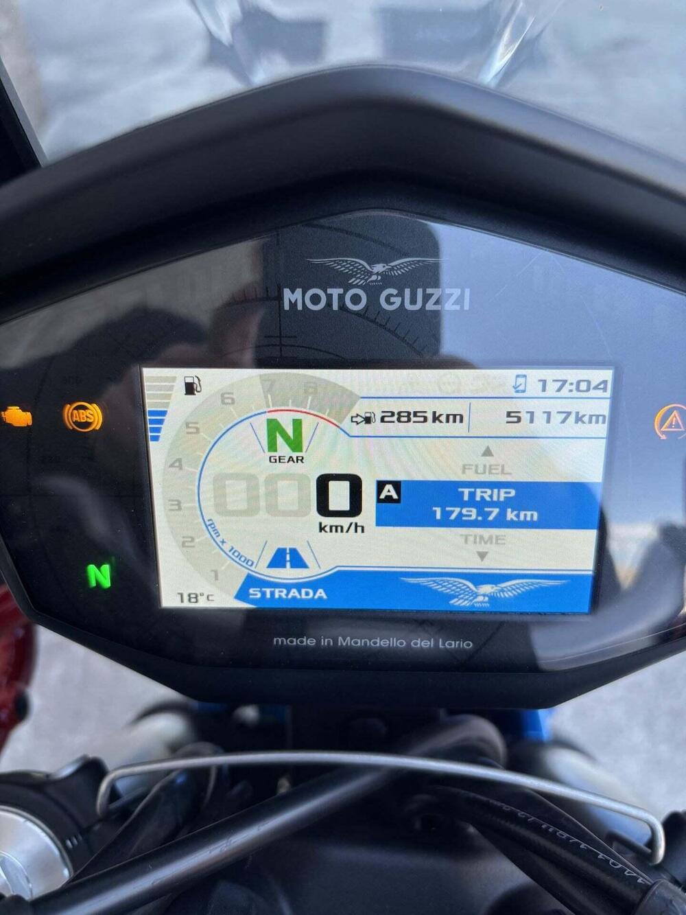 Moto Guzzi V85 TT Evocative Graphics (2021 - 23) (5)