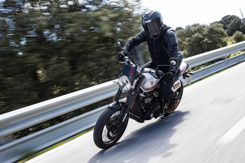 Triumph Tracker 400 2026 TEST: la prova della nuova Flat Track per patente A2 [GALLERY]