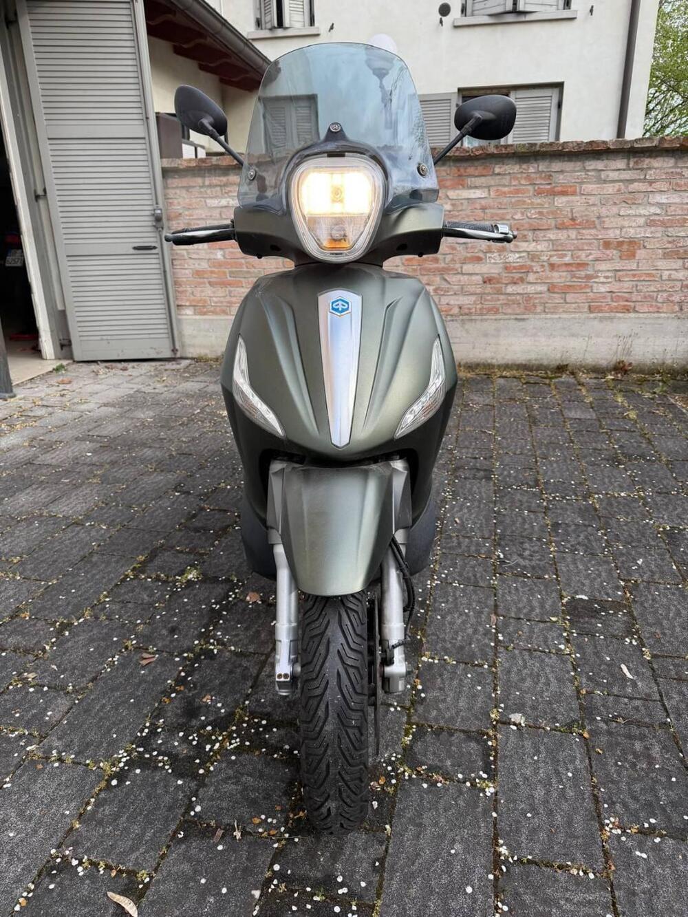 Piaggio Beverly 350 SportTouring ie ABS (2011 - 17) (2)