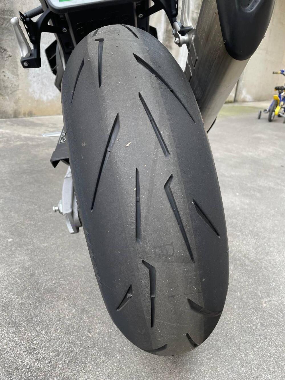 Aprilia RSV4 1100 Factory (2021 - 24) (3)