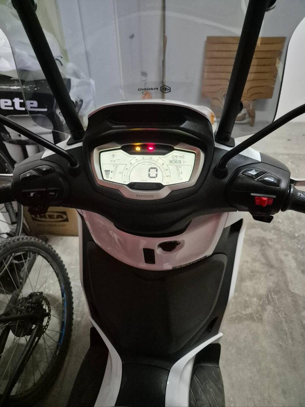 Piaggio Beverly 300 ABS-ASR (2021 - 25) (2)