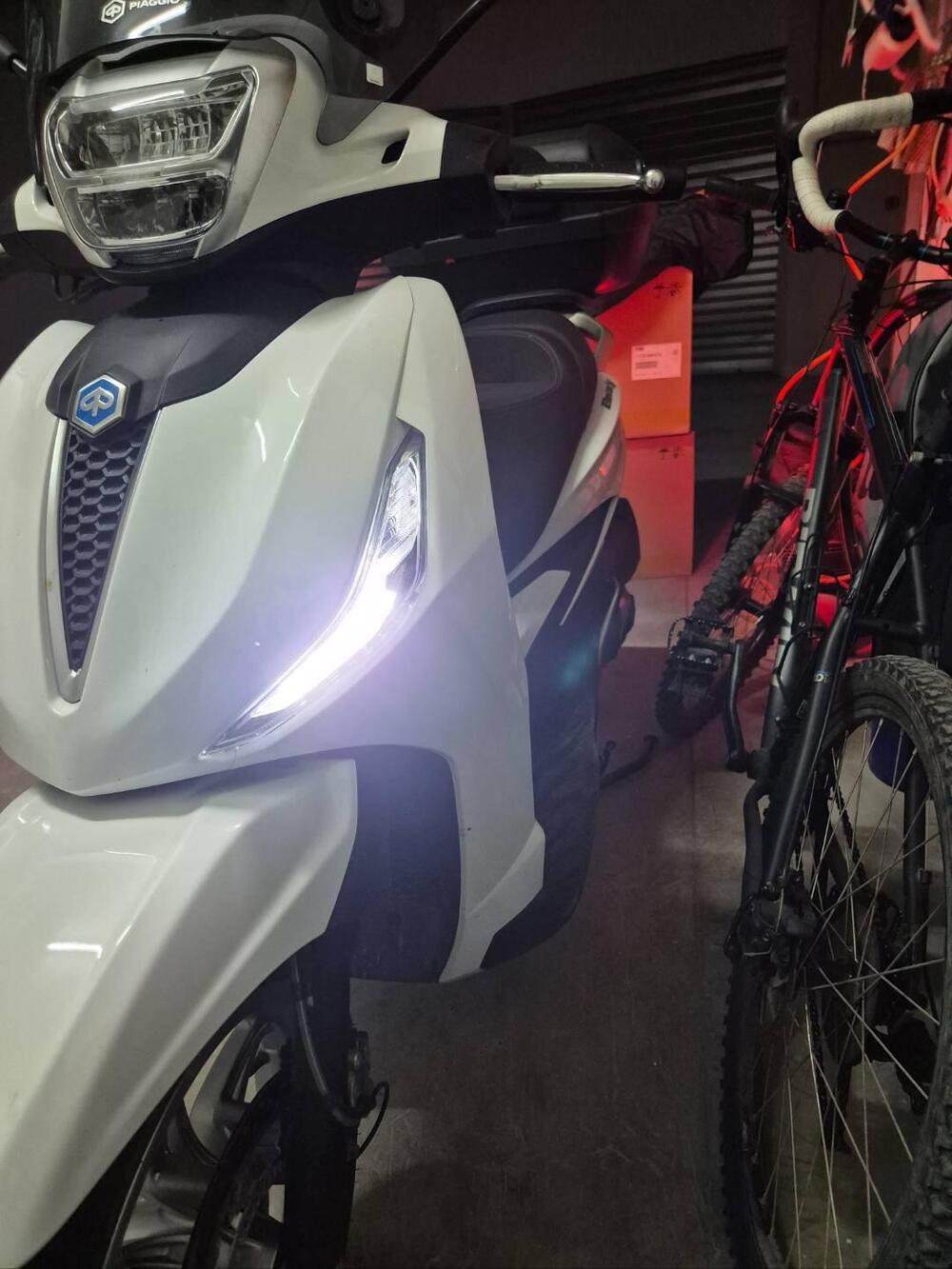 Piaggio Beverly 300 ABS-ASR (2021 - 25) (4)