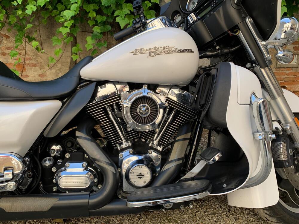 Harley-Davidson 1690 Street Glide (2011 - 13) - FLHX (2)