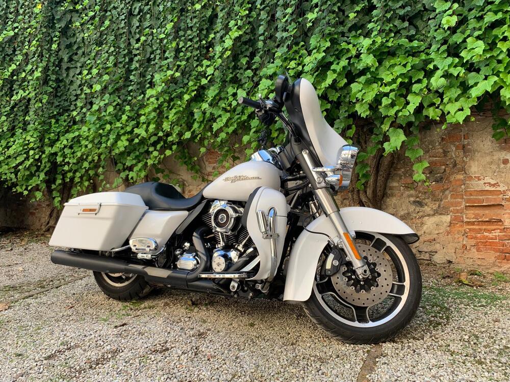 Harley-Davidson 1690 Street Glide (2011 - 13) - FLHX (3)