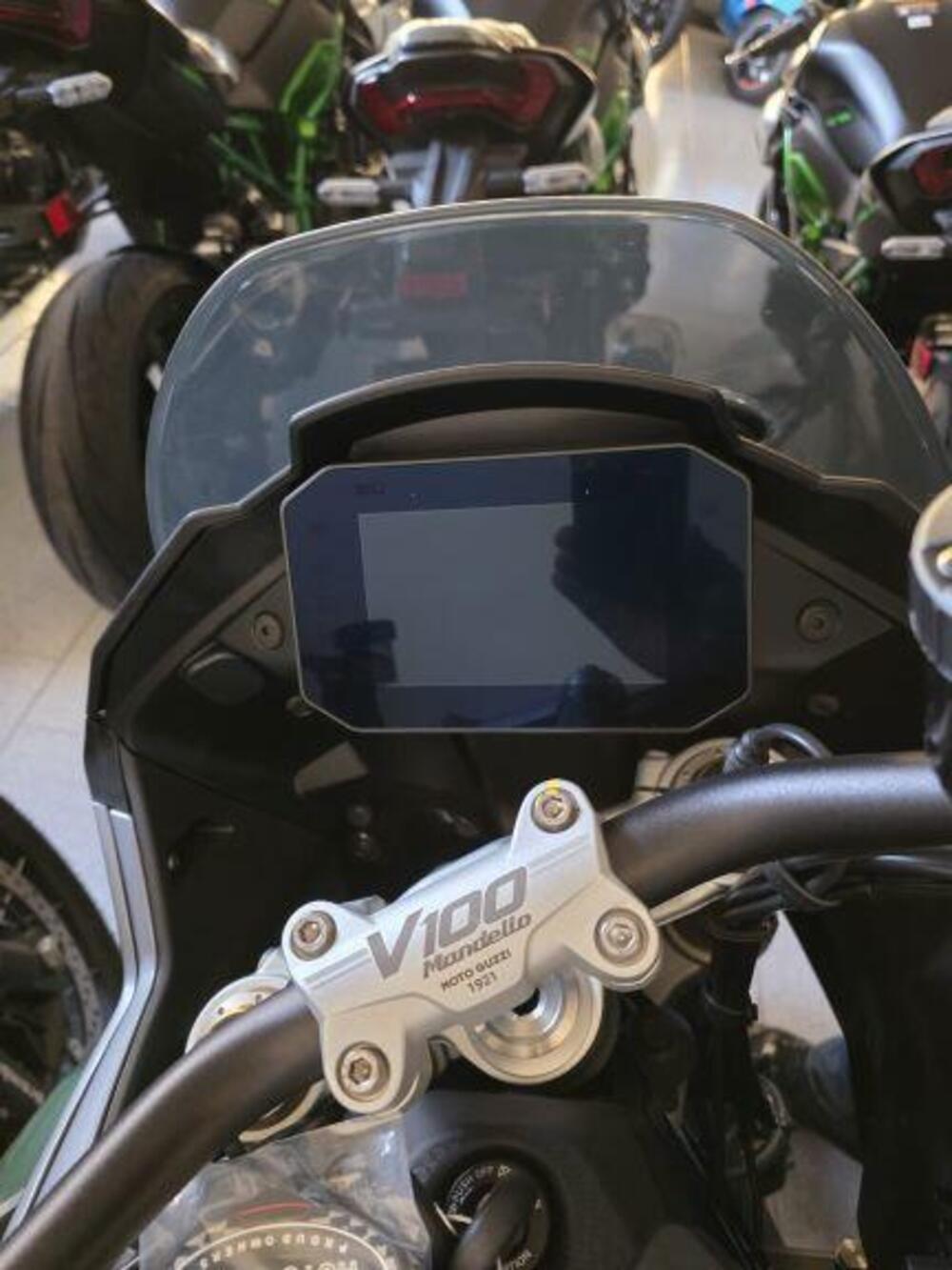 Moto Guzzi V100 Mandello S (2022 - 24) (7)