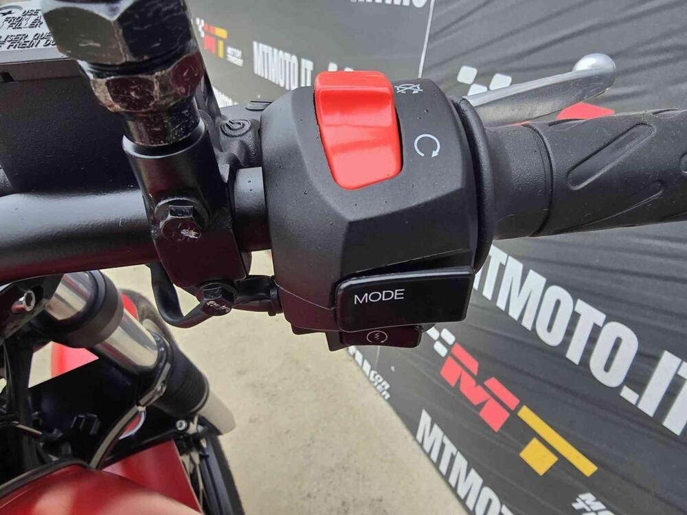 Moto Guzzi V7 Stone (2021 - 24) (12)