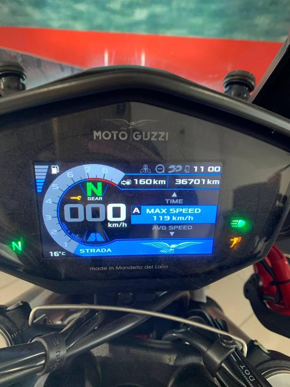 Moto Guzzi V85 TT Evocative Graphics (2021 - 23) (4)