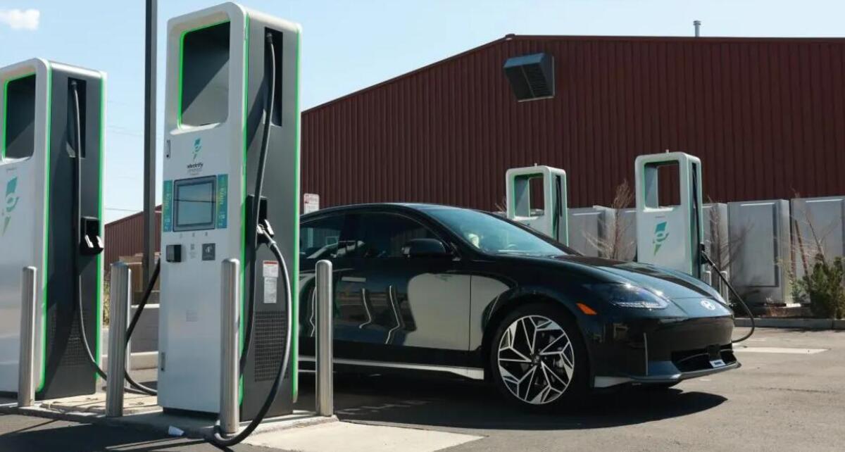 Auto elettriche usate: per la prima volta costano meno delle ibride plug-in, ma il mercato è ancora marginale