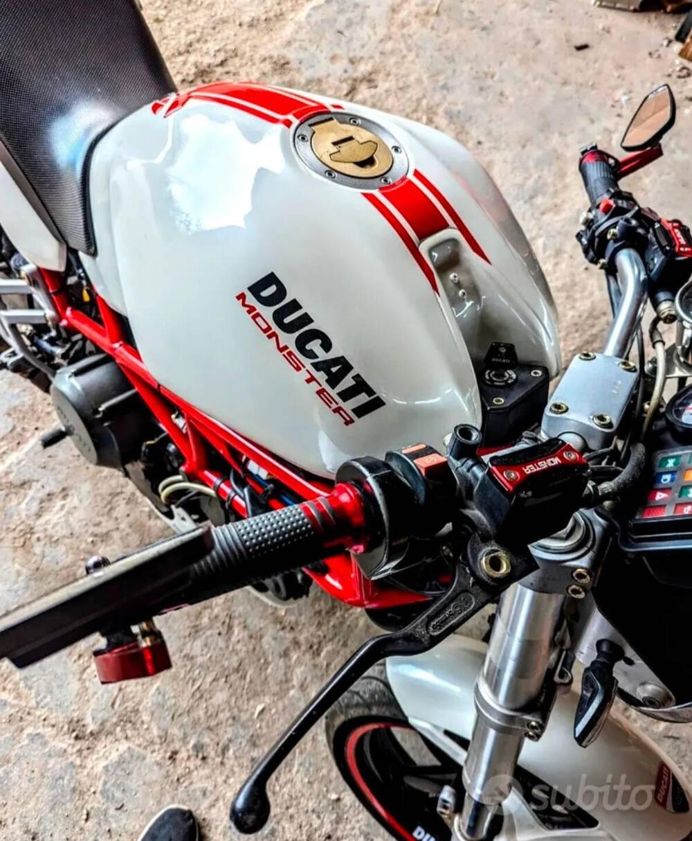 Ducati Monster 600 Dark (1998 - 01) (2)