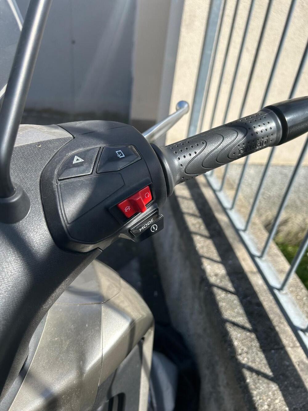 Piaggio Beverly 400 ABS-ASR (2021 - 24) (3)