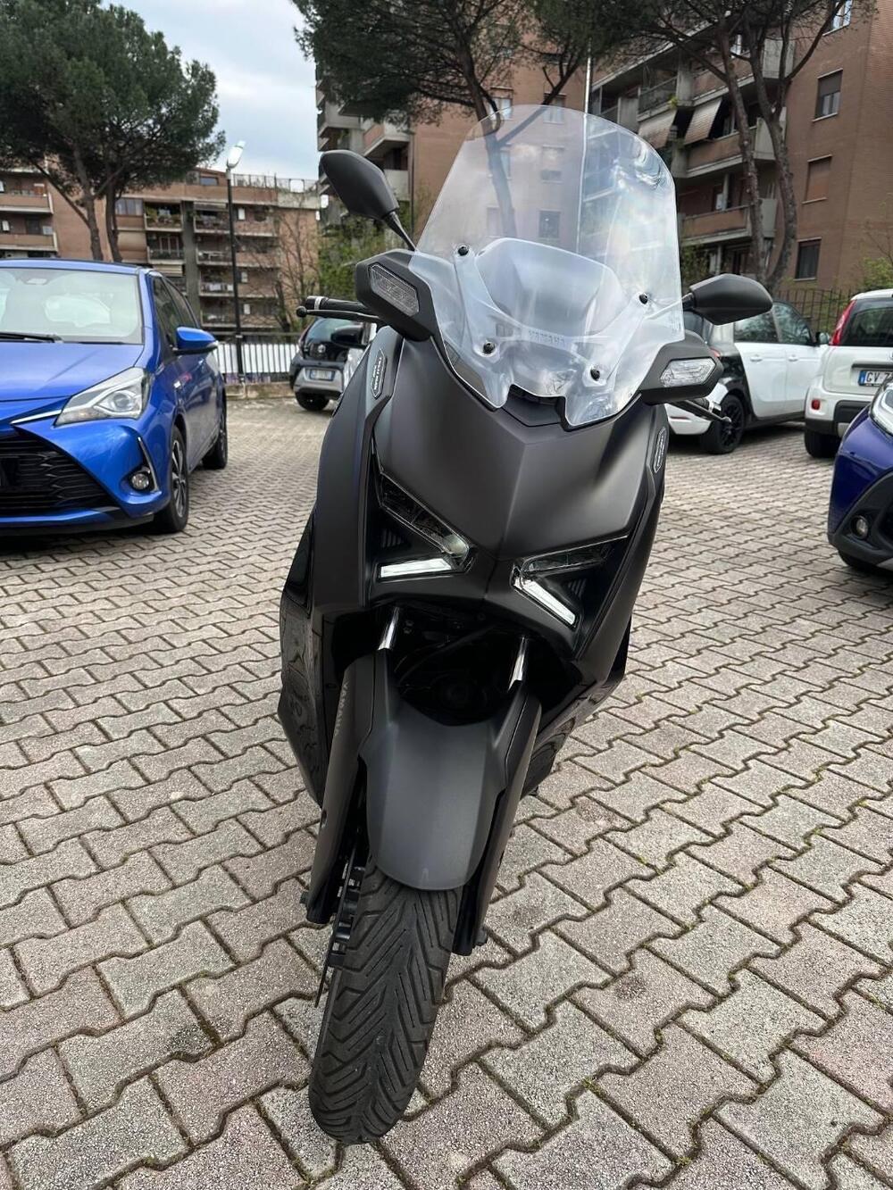 Yamaha X-Max 300 Tech Max+ (2025 - 26) (2)