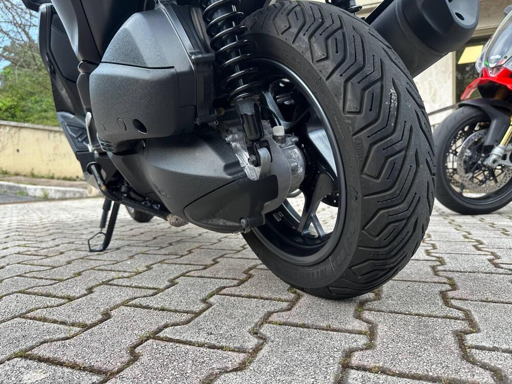 Yamaha X-Max 300 Tech Max+ (2025 - 26) (9)