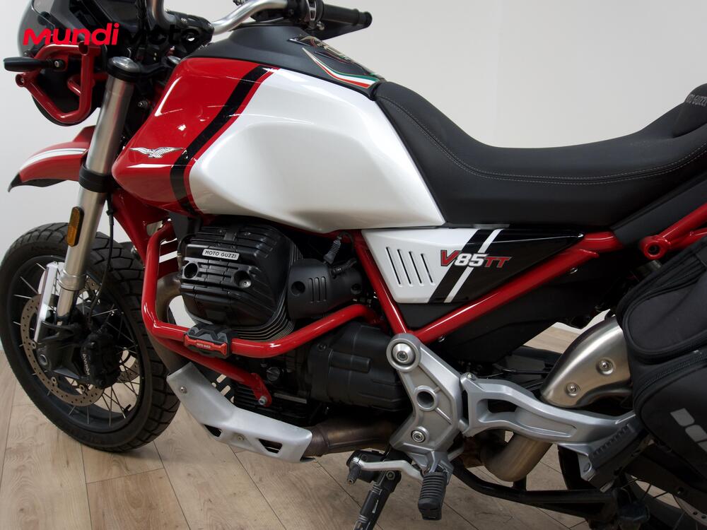 Moto Guzzi V85 TT Evocative Graphics (2021 - 23) (10)