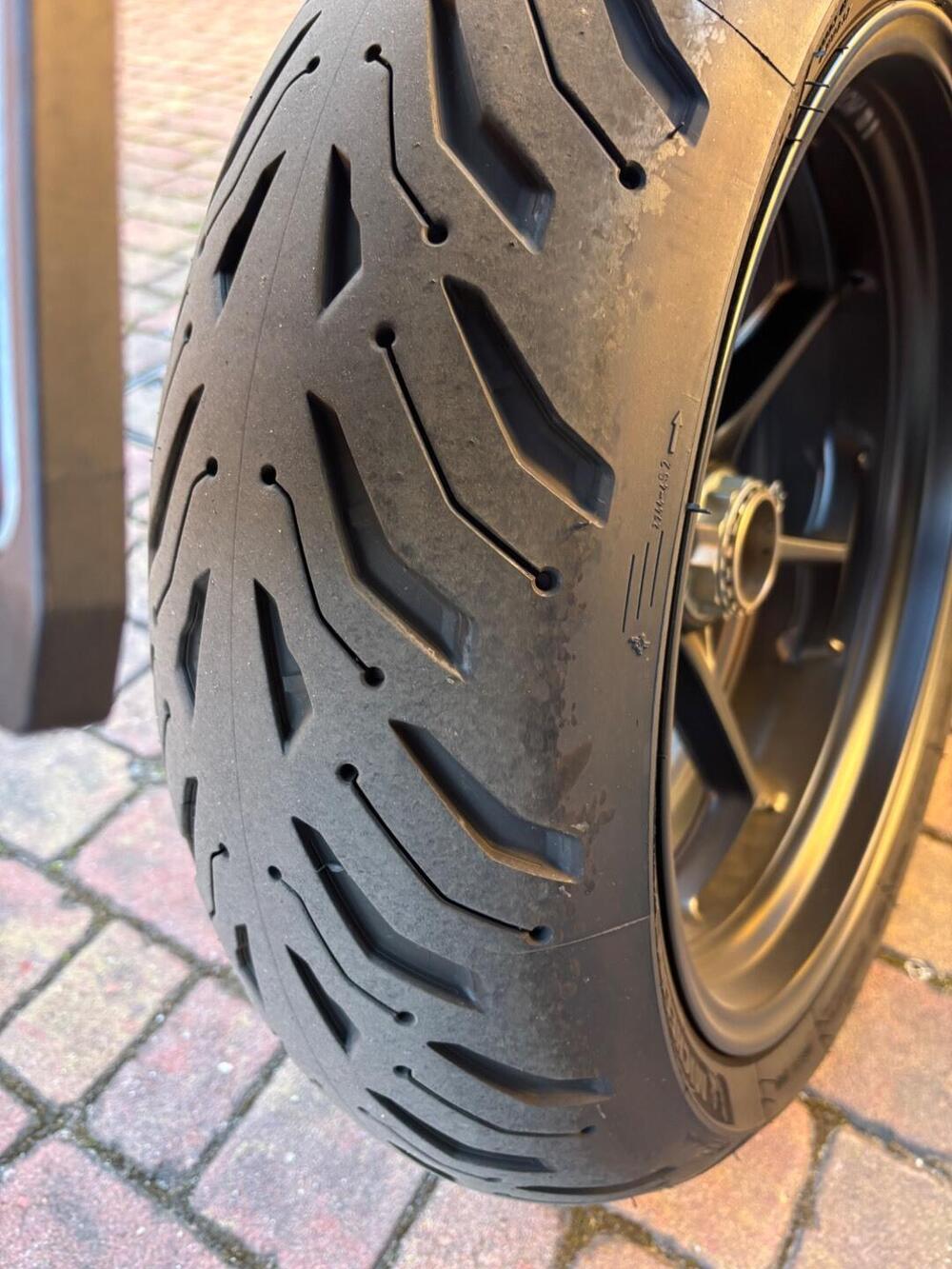 Moto Guzzi V100 Mandello S (2022 - 24) (7)