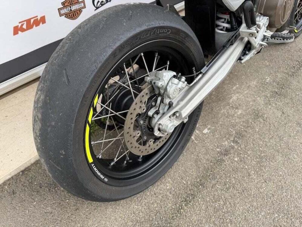 Husqvarna 701 Supermoto (2022) (2)