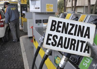 Emergenza carburanti in Italia: si passer&agrave; dalla benzina cara alla benzina introvabile?