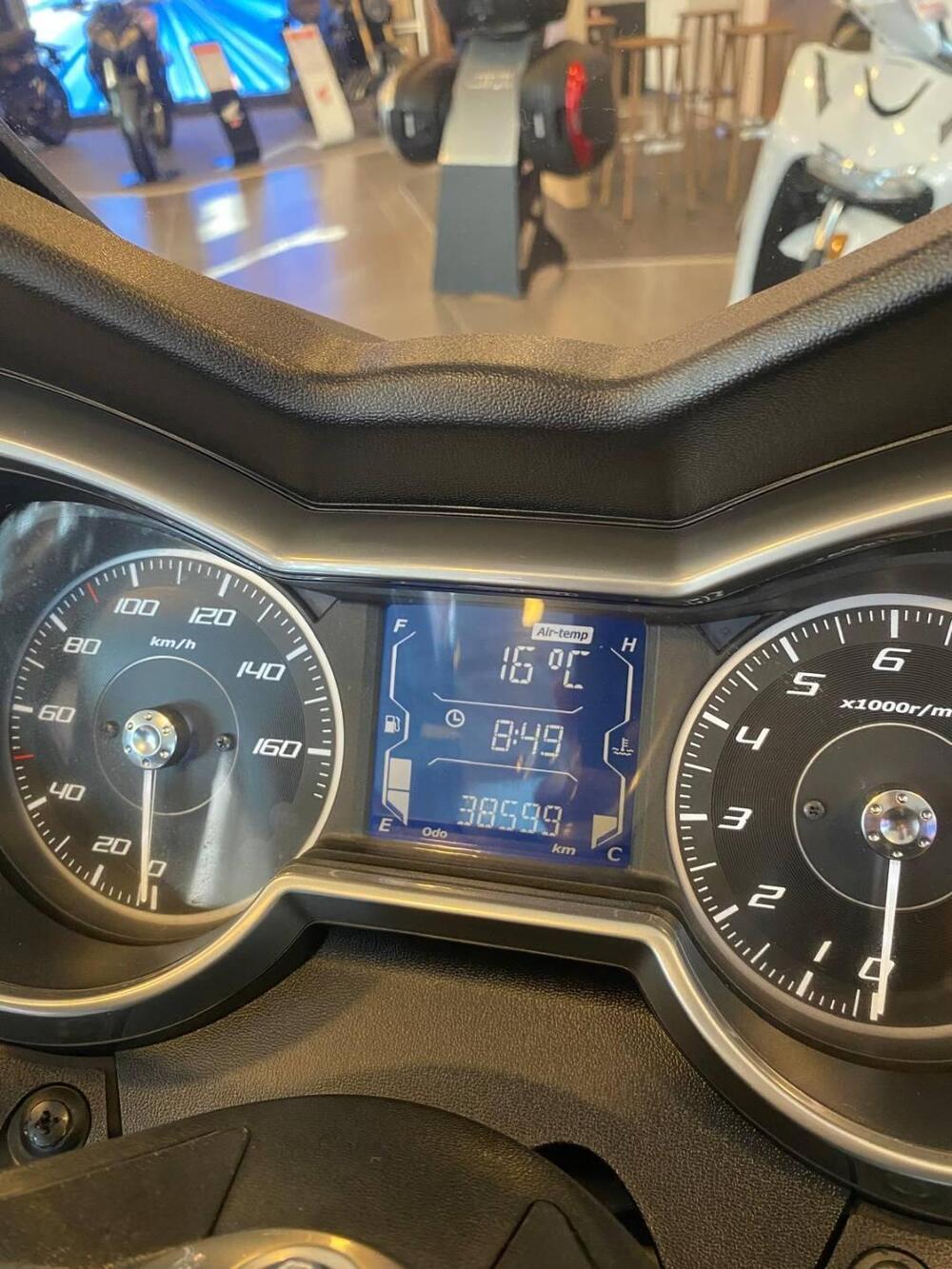 Yamaha X-Max 300 Tech Max (2021 - 24) (4)