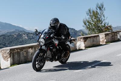 Triumph Thruxton 400 2026 TEST: solo caf&eacute; racer o anche sportiva? Pregi e difetti [VIDEO E GALLERY]