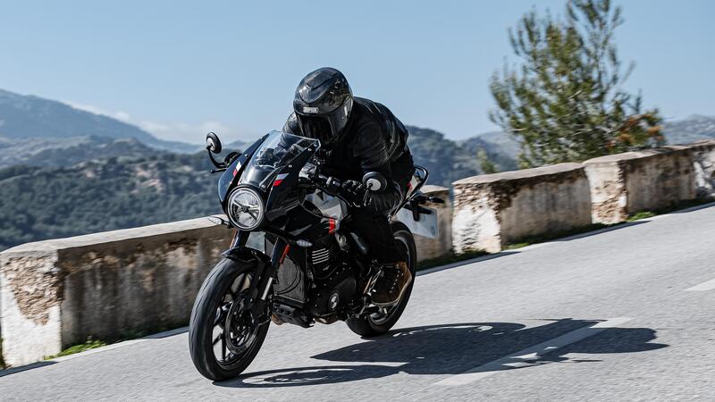 Triumph Thruxton 400 2026 TEST: solo caf&eacute; racer o anche sportiva? Pregi e difetti [VIDEO E GALLERY]