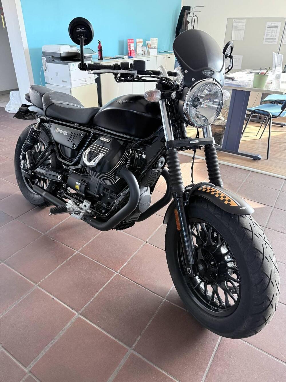 Moto Guzzi V9 Bobber (2016 - 18) (2)