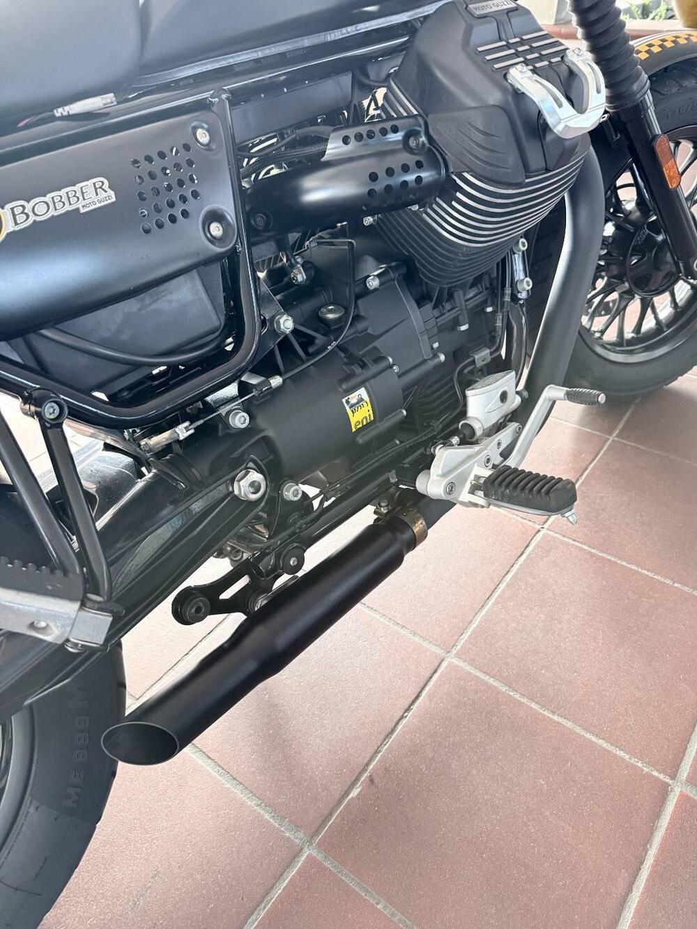 Moto Guzzi V9 Bobber (2016 - 18) (3)