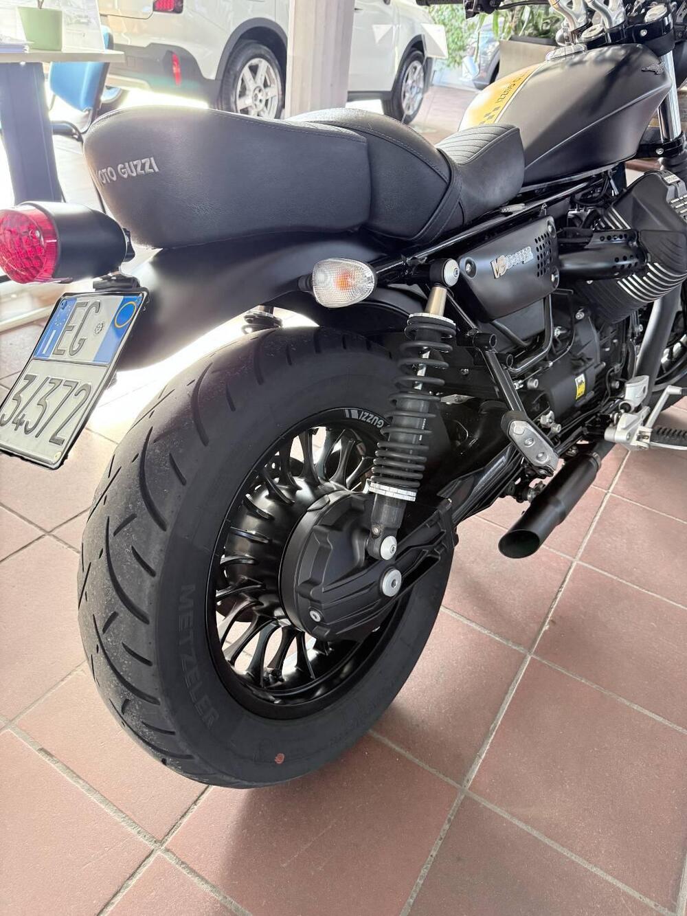 Moto Guzzi V9 Bobber (2016 - 18) (4)
