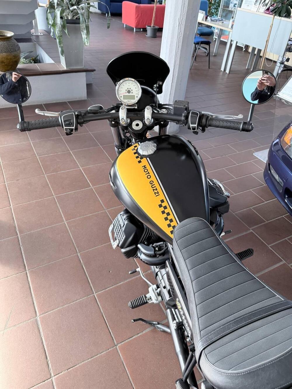 Moto Guzzi V9 Bobber (2016 - 18) (5)