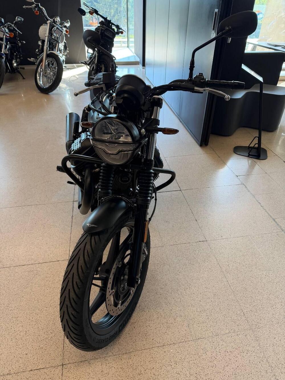 Moto Guzzi V7 Stone (2021 - 24) (2)