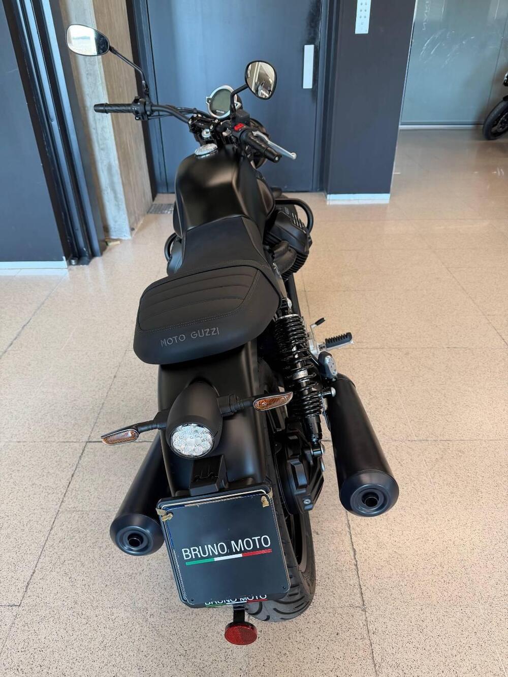 Moto Guzzi V7 Stone (2021 - 24) (3)