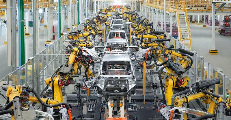 BYD taglia 100.000 dipendenti ma fattura pi&ugrave; di tutti: cosa sta succedendo al colosso cinese