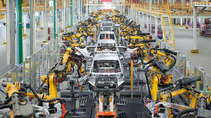 BYD taglia 100.000 dipendenti ma fattura pi&ugrave; di tutti: cosa sta succedendo al colosso cinese