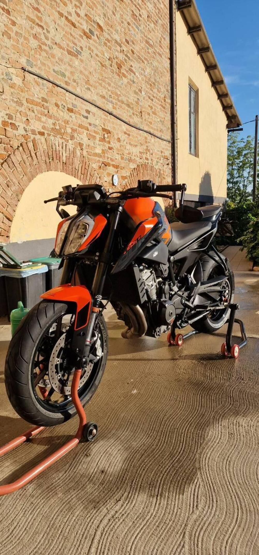 KTM 890 Duke L (2021)