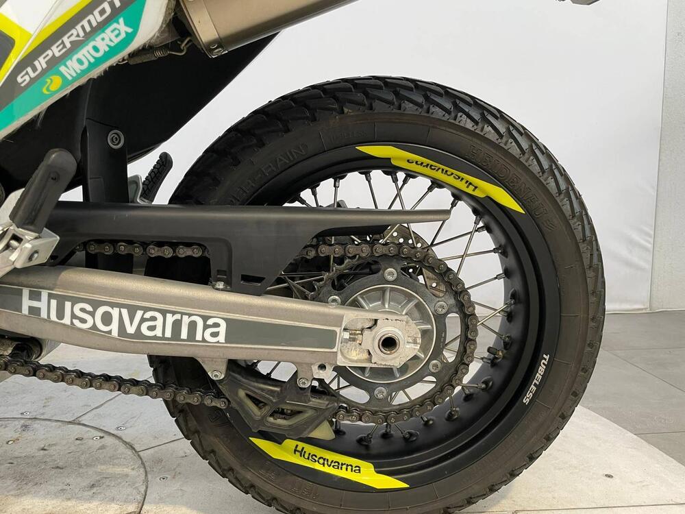 Husqvarna 701 Supermoto (2020) (4)