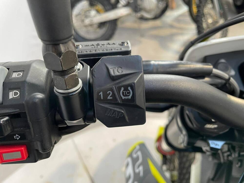 Husqvarna 701 Supermoto (2020) (12)