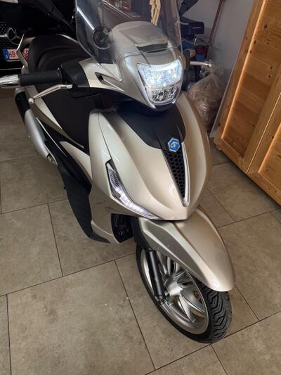 Piaggio Beverly 300 Hpe (2021) usata
