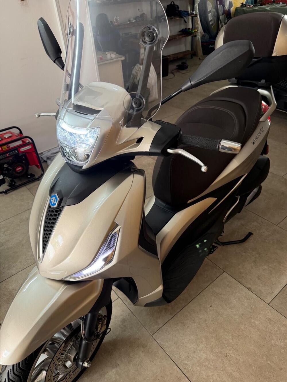 Piaggio Beverly 300 Hpe (2021) (2)