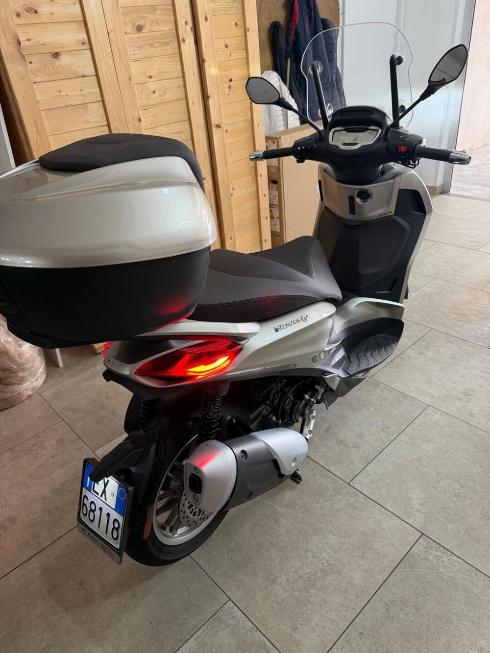 Piaggio Beverly 300 Hpe (2021) (4)