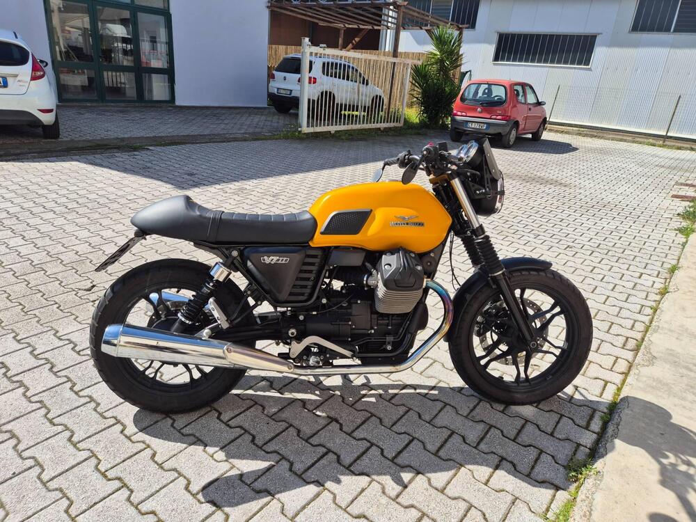 Moto Guzzi V7 II Stone (2015 - 17) (2)