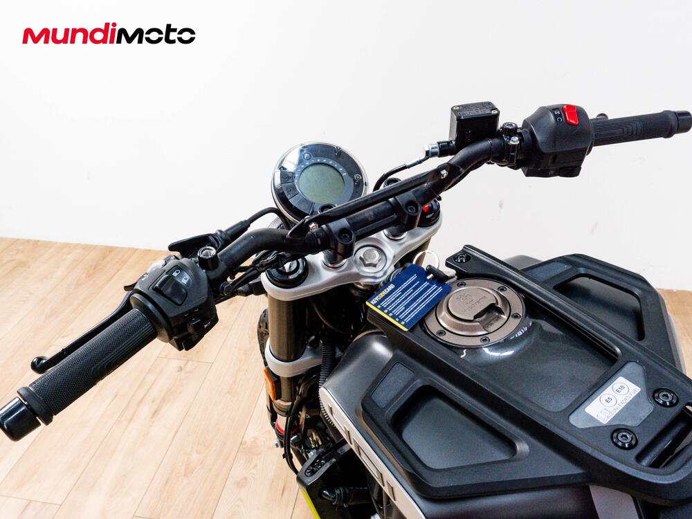 Husqvarna Svartpilen 401 (2018 - 19) (10)