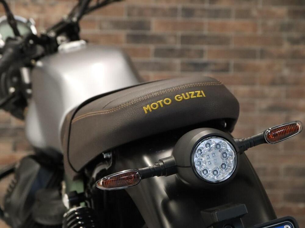 Moto Guzzi V7 Stone (2021 - 24) (13)