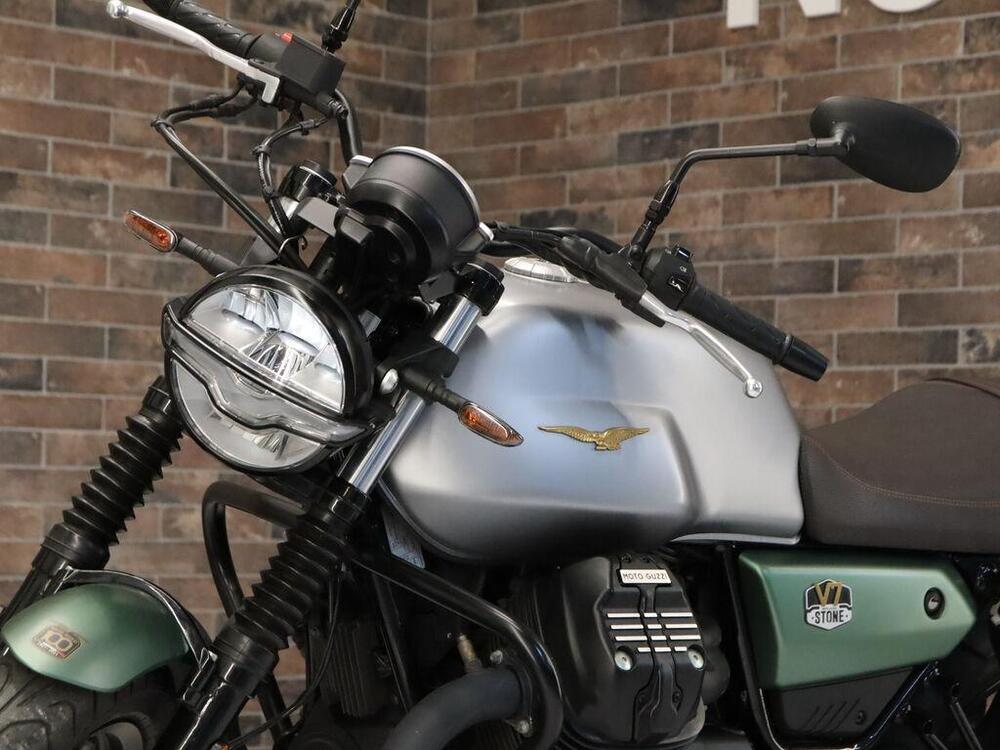 Moto Guzzi V7 Stone (2021 - 24) (14)